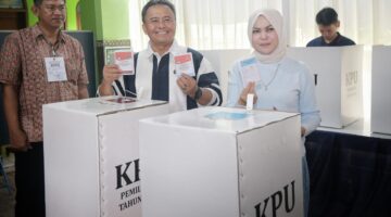 Herman Suryatman Tunjukkan Teladan Demokrasi dengan Mencoblos di TPS 15 Sumedang